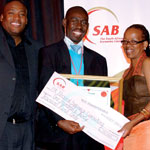 David Dube (centre) receives his award from former Kickstarter and motivational speaker Gayton McKenzie (left) and SAB’s Bongiwe Njobe (right)